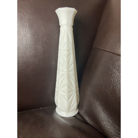Vintage Anchor Hocking Milk Glass Bud Vase 1950's - Picture 1 of 6
